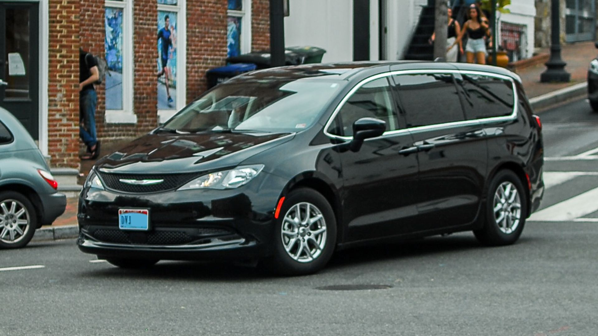 File:Chrysler Voyager (RU) Washington DC Metro Area, USA.jpg