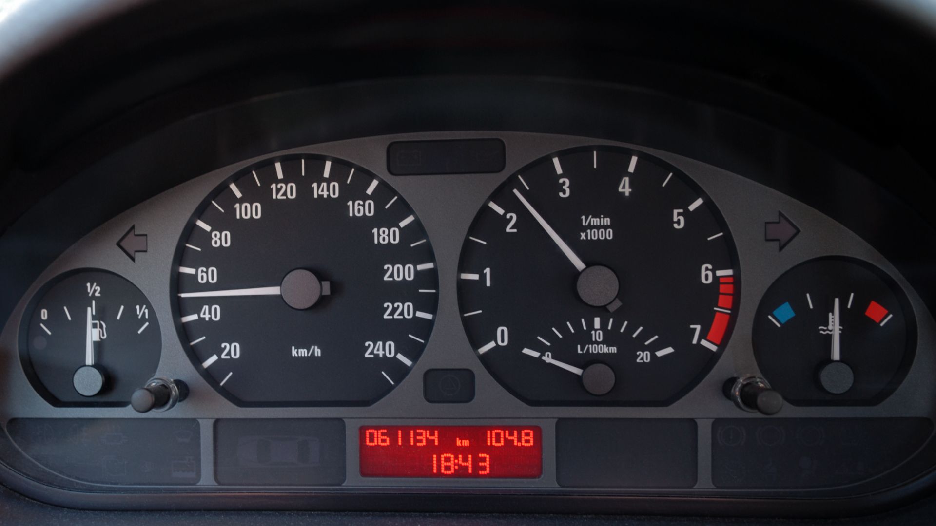 File:BMW 320i E46 instrument cluster during fuel cut-off (aka).jpg