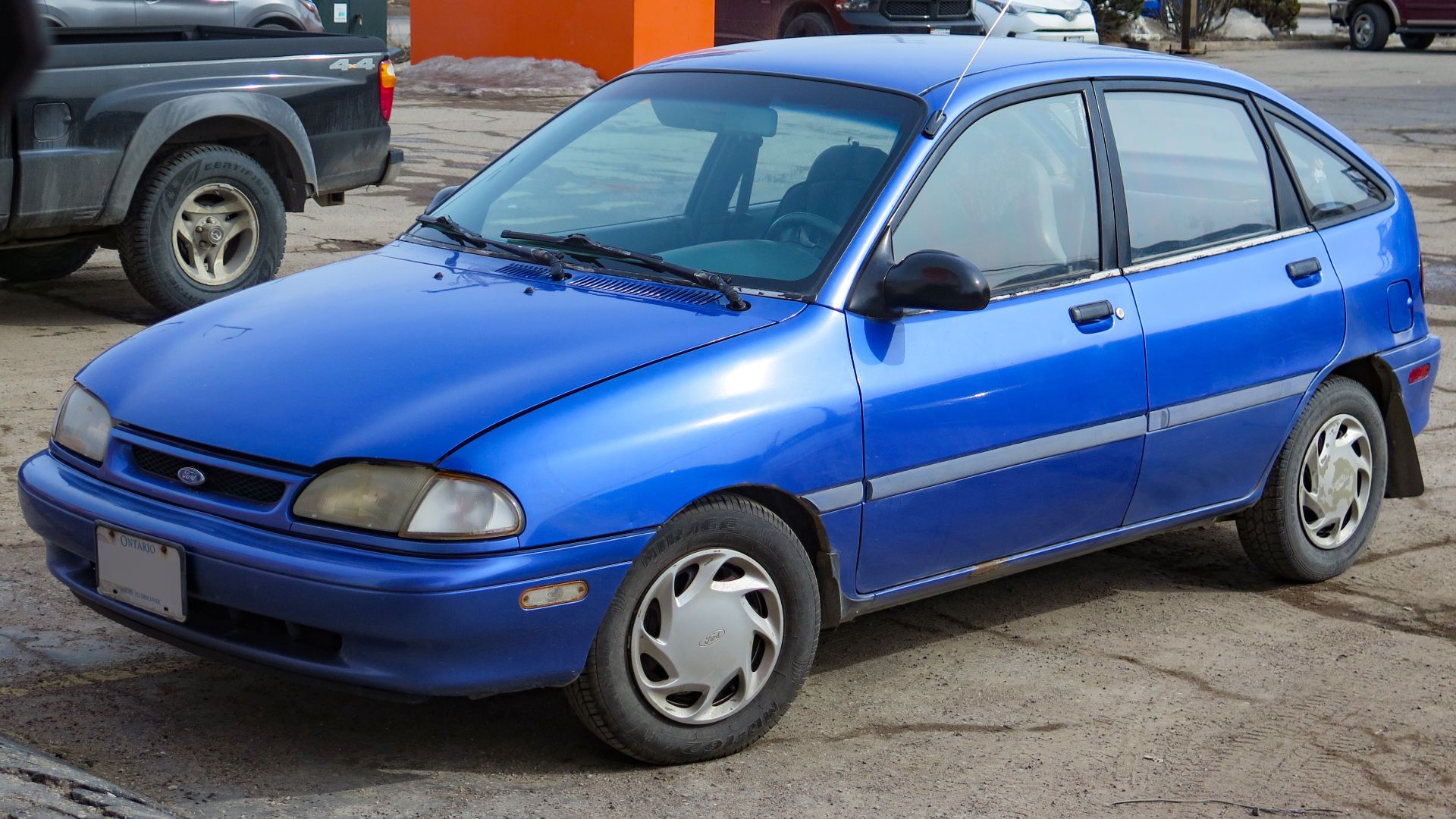 File:1994 Ford Aspire 5-Door in Laguna Blue Clearcoat Metallic, Front Left, 03-21-2023.jpg