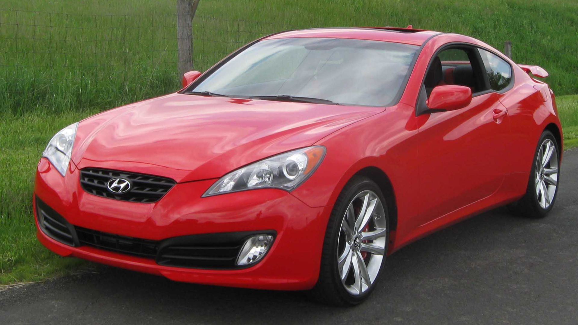 File:2010 Hyundai Genesis Coupe 2.0T Track 1.jpg