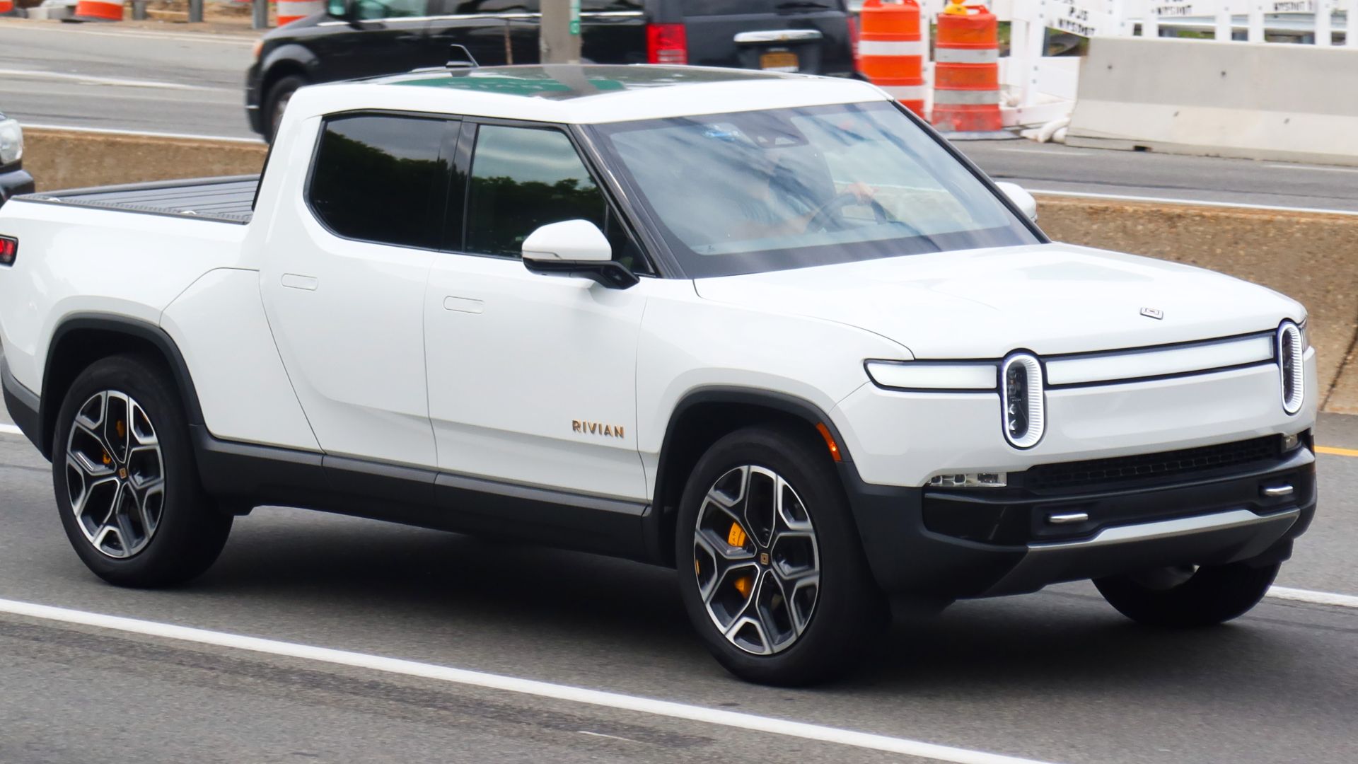 File:2022 Rivian R1T (in Glacier White), front 6.21.22.jpg