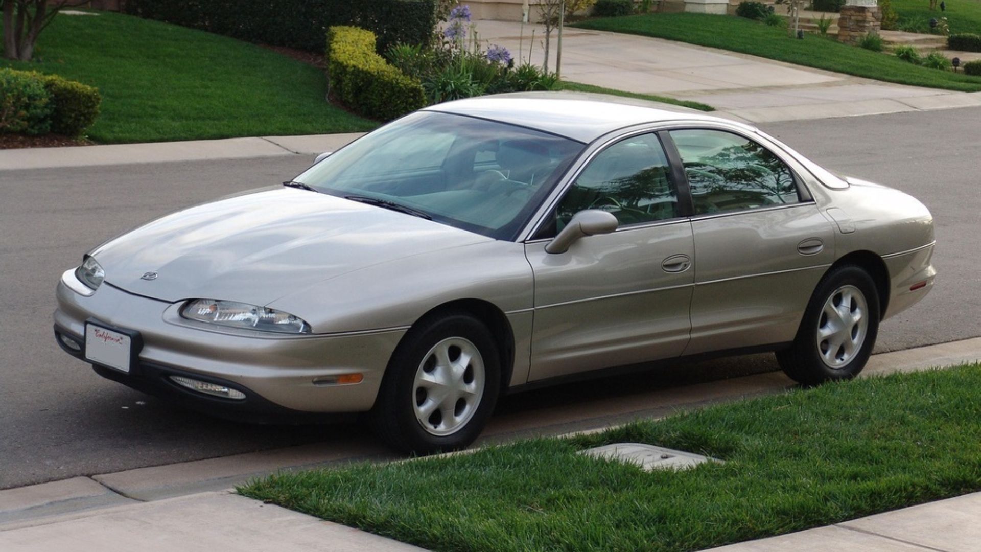 File:1997 Oldsmobile Aurora.jpg