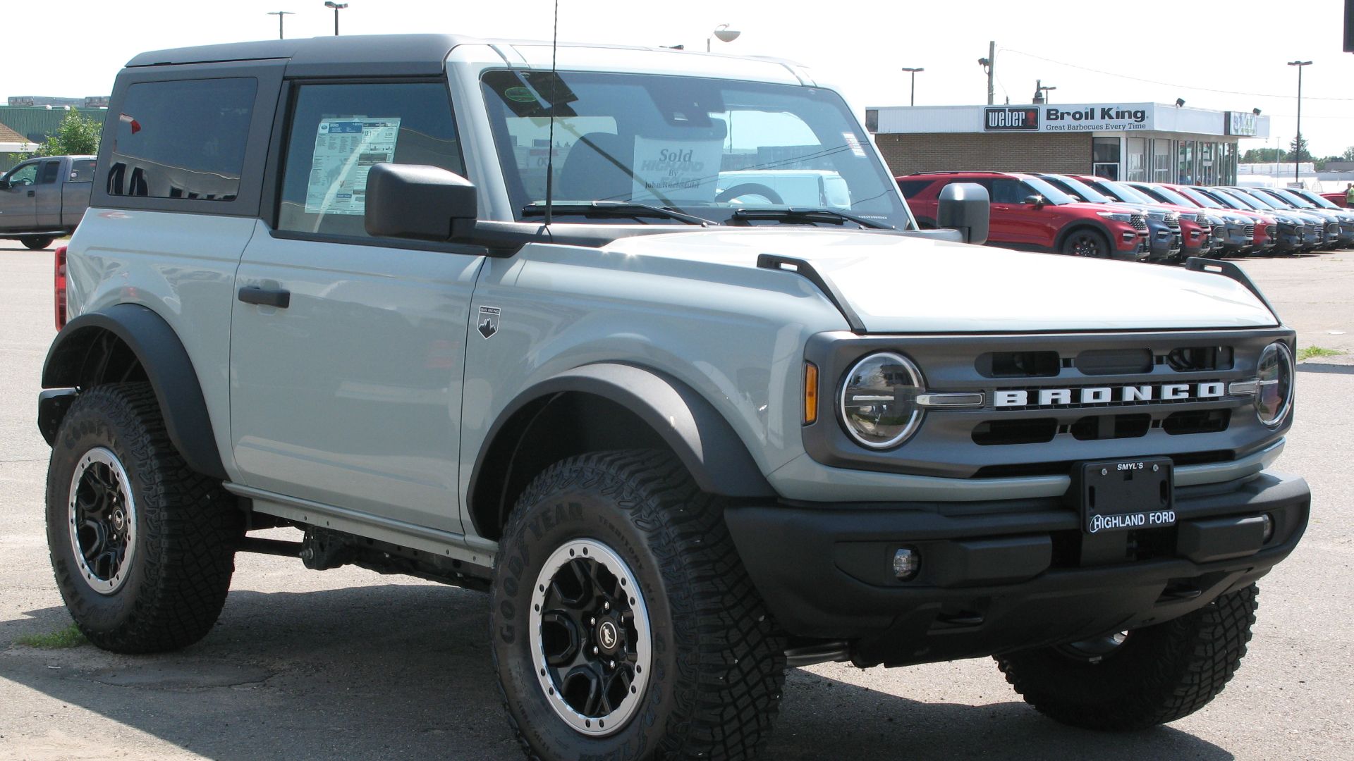 File:2021 Ford Bronco Big Bend, Front Right, 07-11-2021.jpg