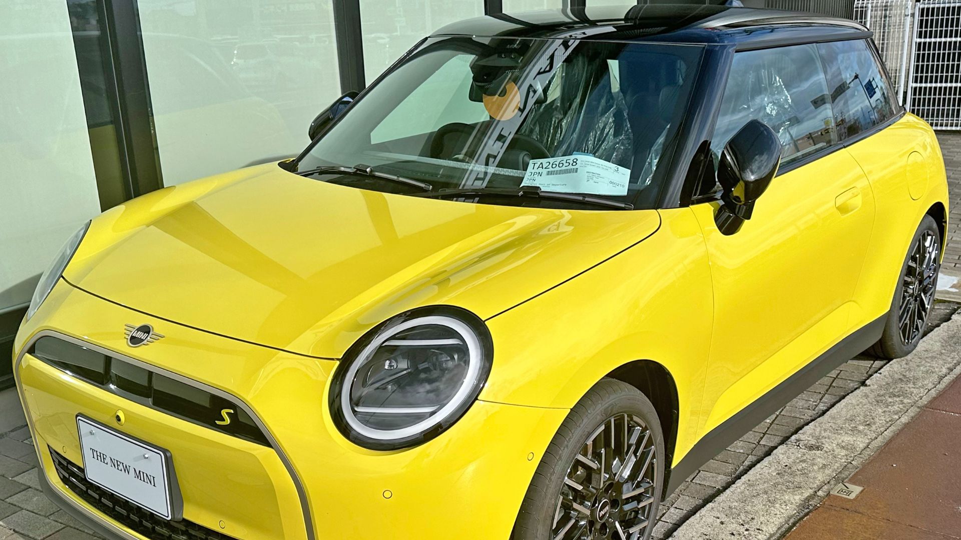 File:BMW MINI COOPER SE (J01) front.jpg