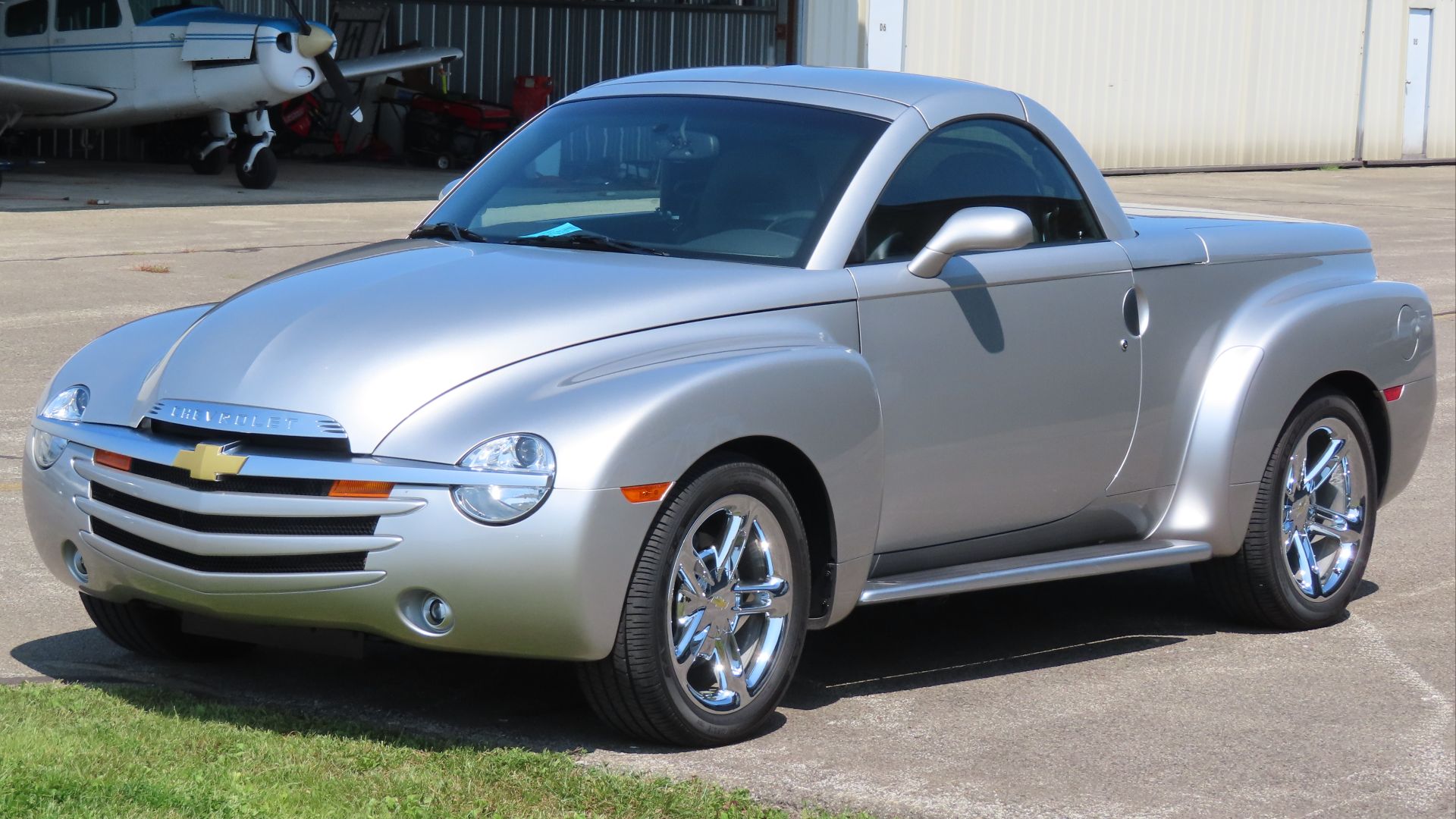 File:2005 Chevrolet SSR, front left, 08-24-2024.jpg