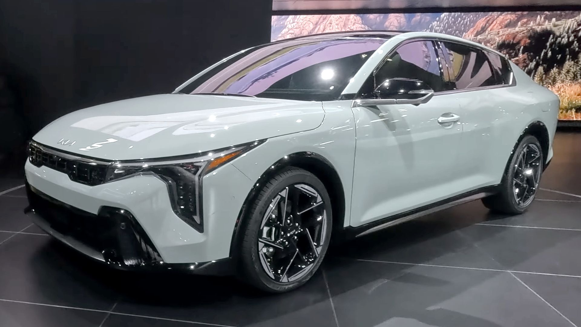 File:2025 Kia K4 4DR GT Line (United States) front view 01.png