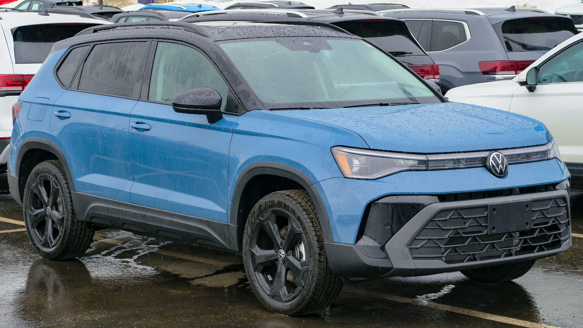 File:2025 Volkswagen Taos Comfortline Black Edition 4MOTION in Monterey Blue Pearl with Deep Black roof, front right, 2025-03-14.jpg