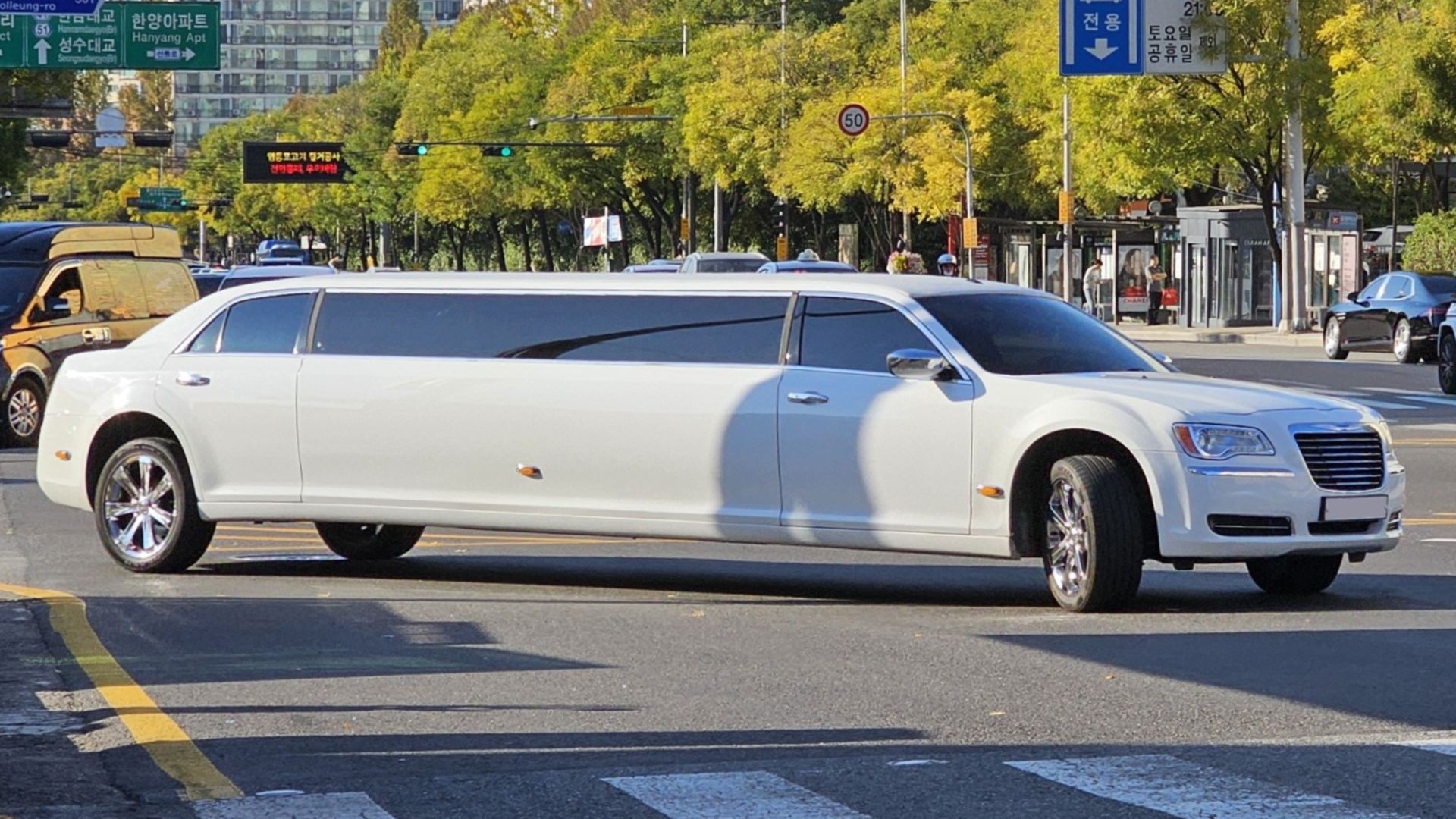 File:Chrysler 300 Limousine LD Bright White (1).jpg