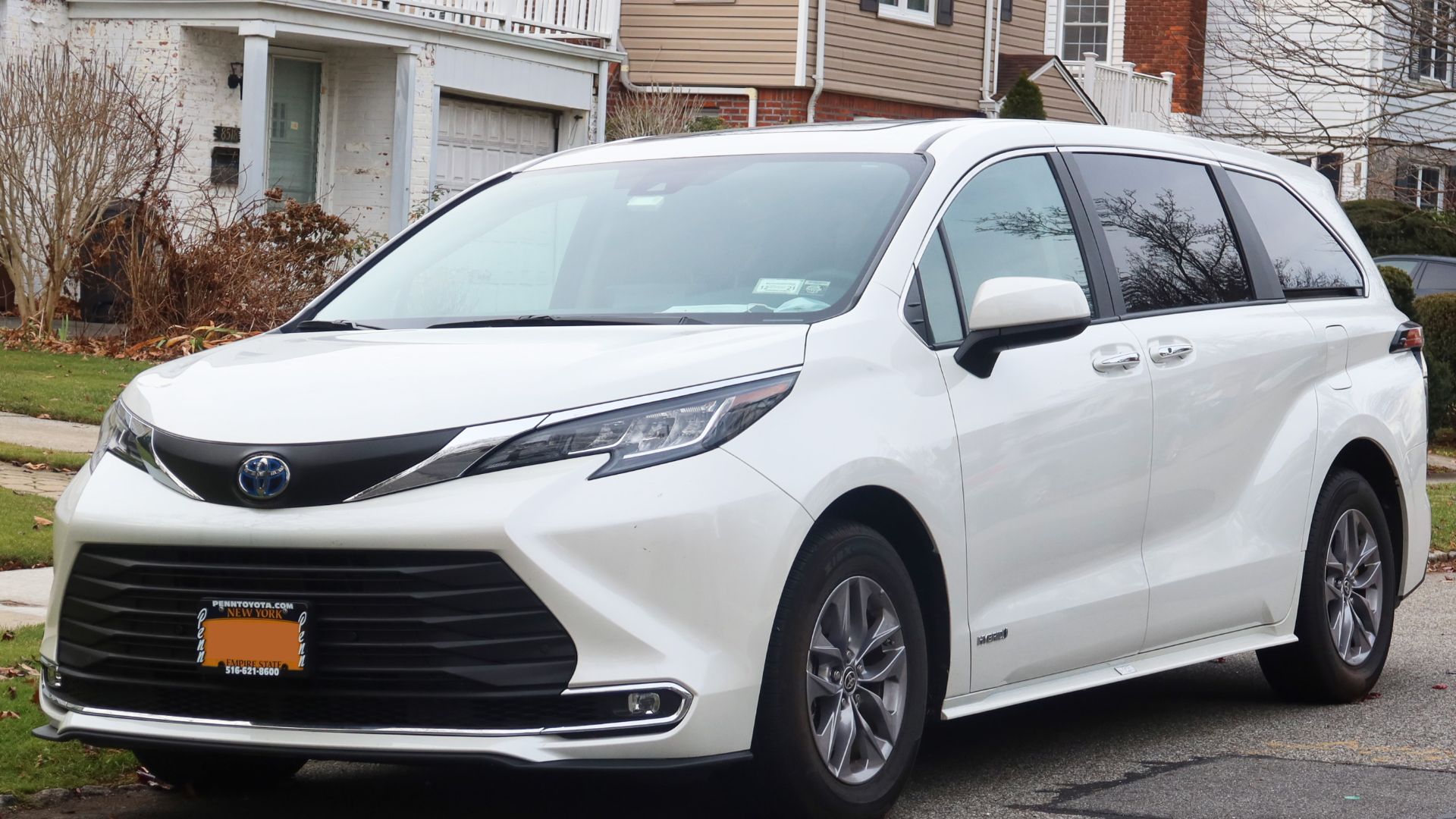 File:2021 Toyota Sienna XLE Hybrid, front 12.21.21.jpg