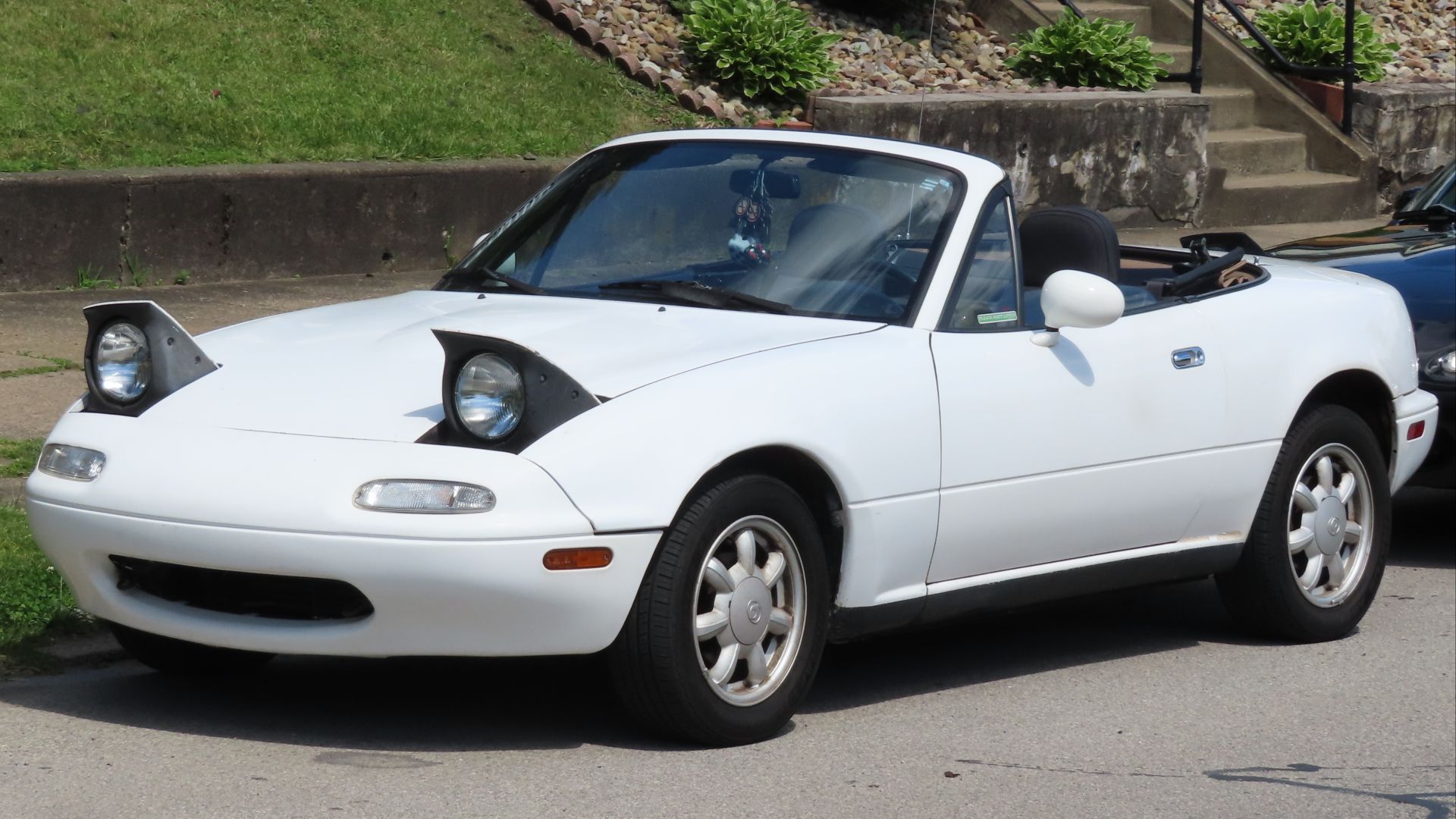 File:1990 Mazda MX-5 Miata, front left, 06-08-2024.jpg