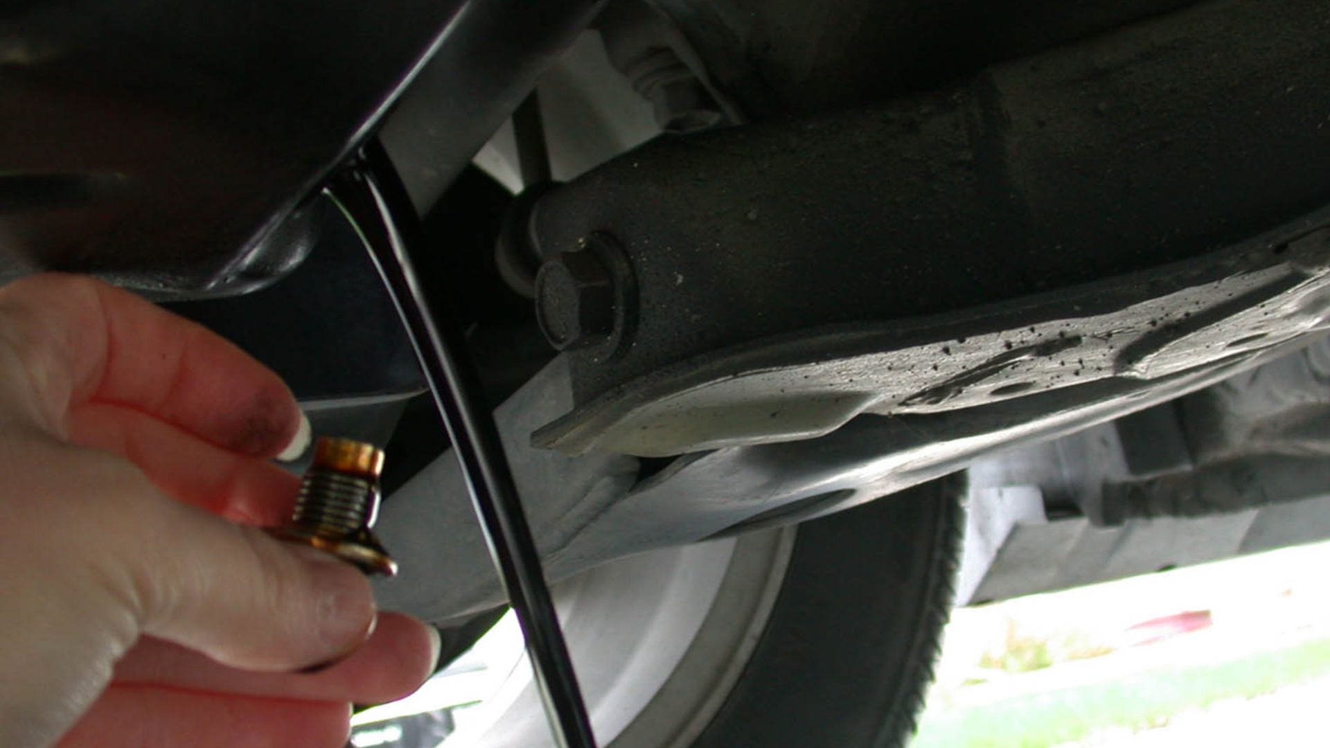 File:Draining motor oil.jpg