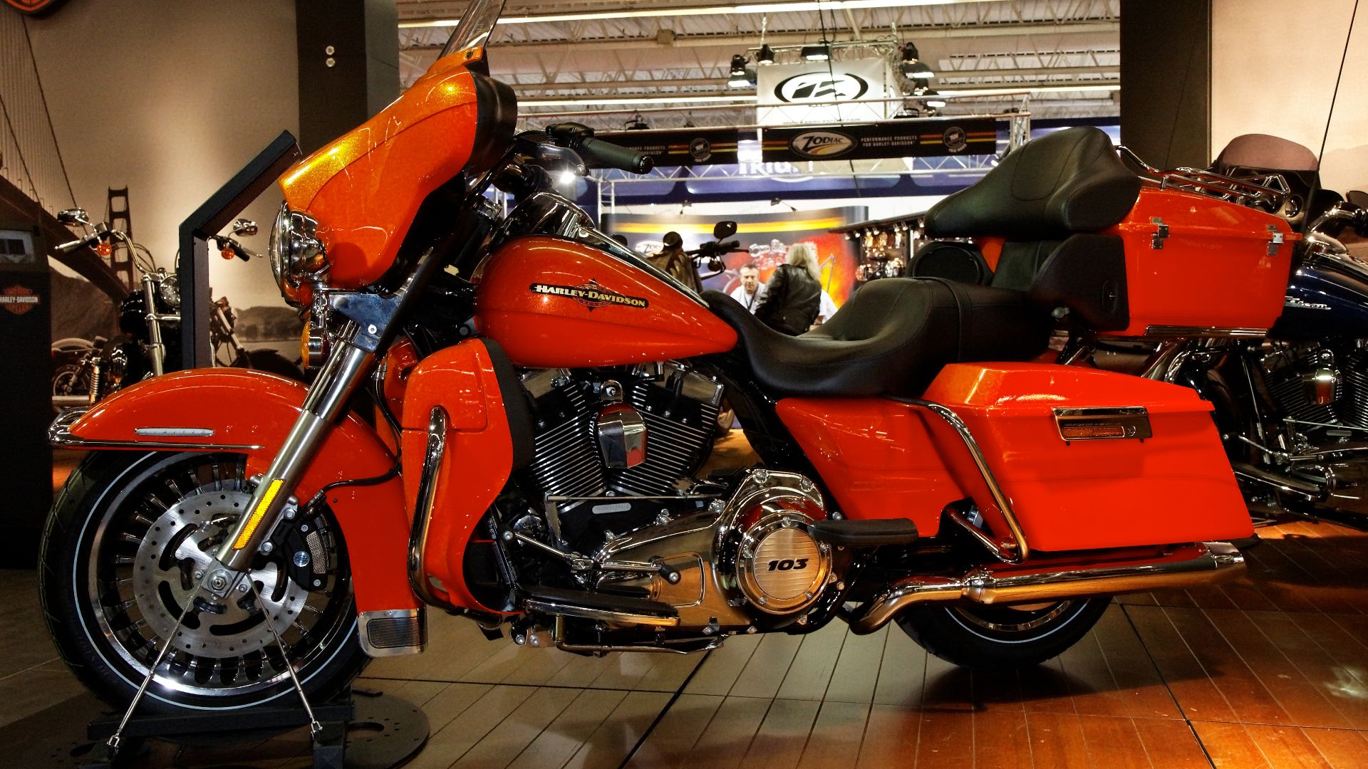 File:Paris - Salon de la moto 2011 - Harley-Davidson - FLHTK Electra Glide Ultra Limited - 001.jpg