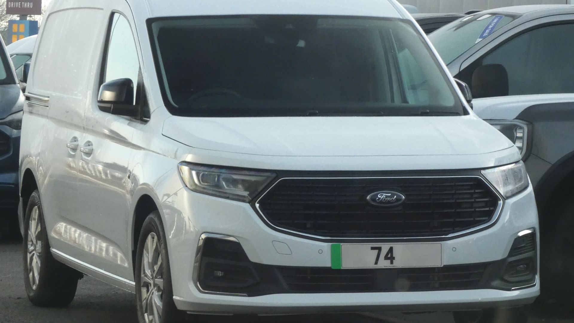 File:2025 Ford Transit Connect Limited PHEV - 1498cc 1.5 (150PS) Plug-in Hybrid - Frozen White - 03-2025, Front.jpg