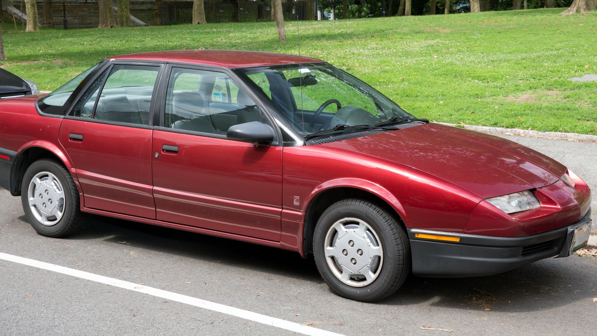 File:1995 Saturn SL1 maroon, front right.jpg
