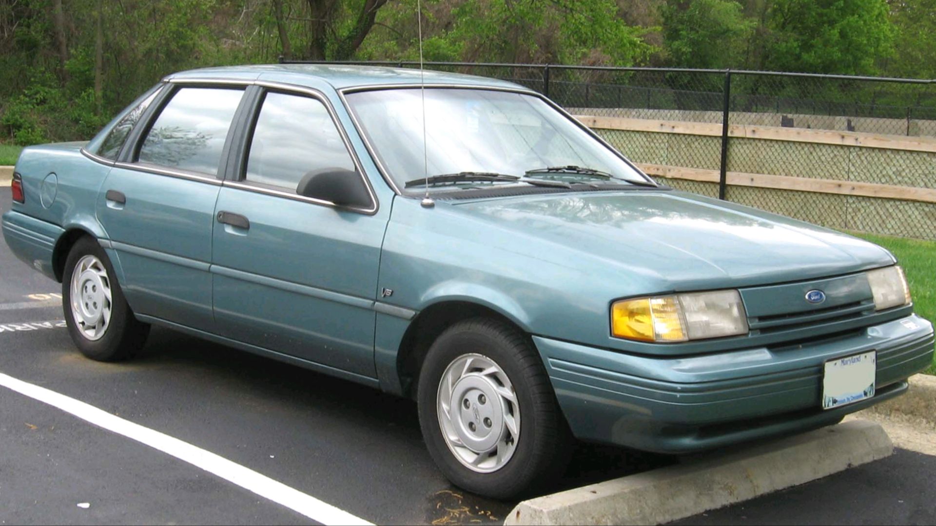 File:92-94 Ford Tempo.jpg