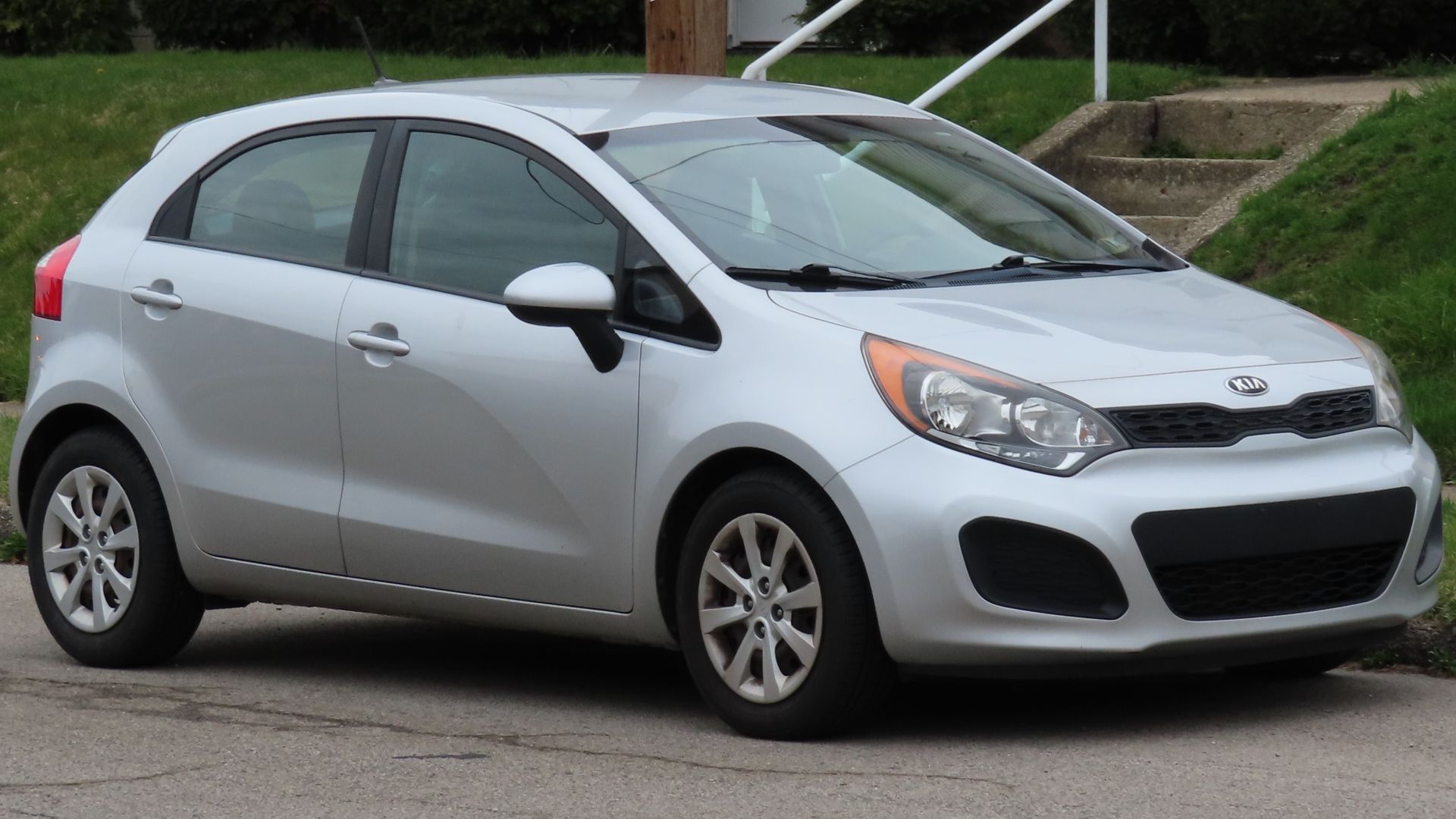 File:2013 Kia Rio LX 5-door, front right, 04-04-2023.jpg