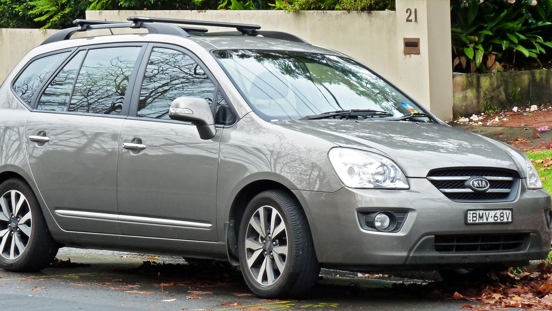 File:2009-2010 Kia Rondo7 (UN MY10) EX-L wagon (2011-06-15) 01.jpg