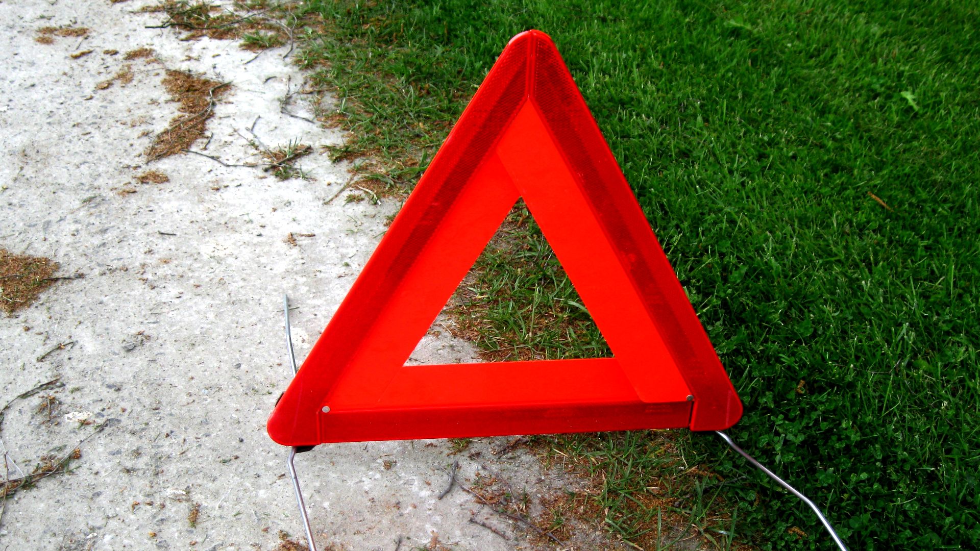 File:Red triangle of a car.jpg