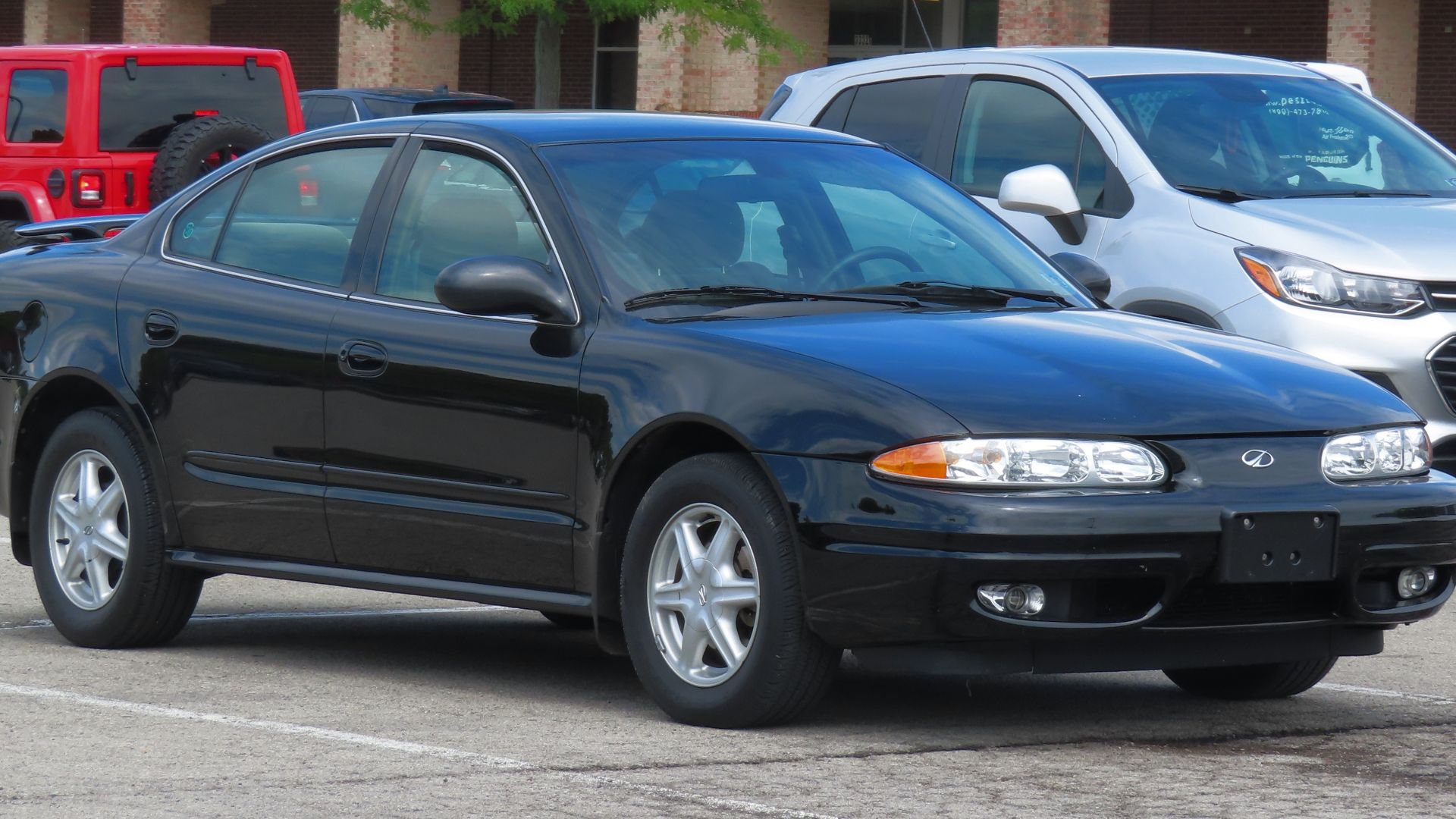 File:2003 Oldsmobile Alero GL Sedan, 08-10-2022.jpg
