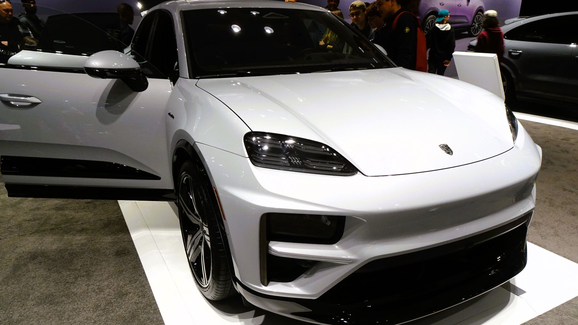 File:2025 Porsche Macan Turbo (United States) front view.jpg