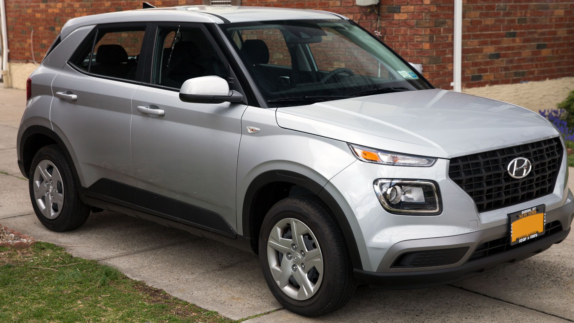 File:2020 Hyundai Venue SE in Stellar Silver, front right.jpg