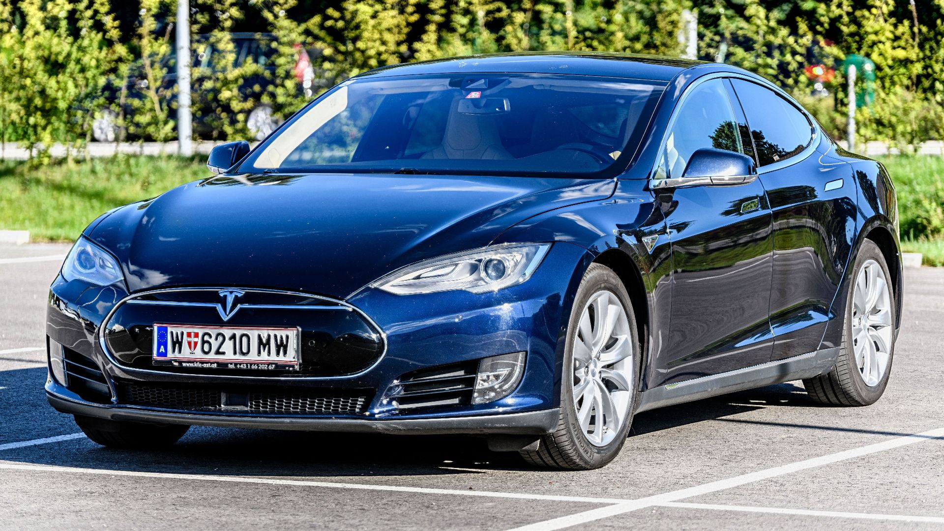 File:20180630 Tesla Model S 70D midnight blue left front Tesla Model S 70D 2015 front left 2.jpg