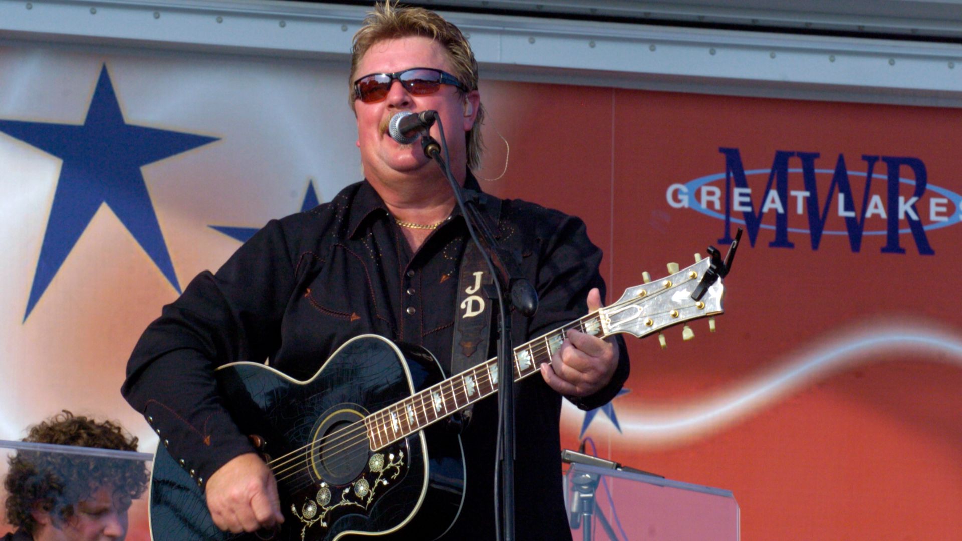 File:US Navy 070722-N-8848T-030 Country music recording artist Joe Diffie performs in front of Sailors and family members on Ross Field at Naval Station Great Lakes.jpg