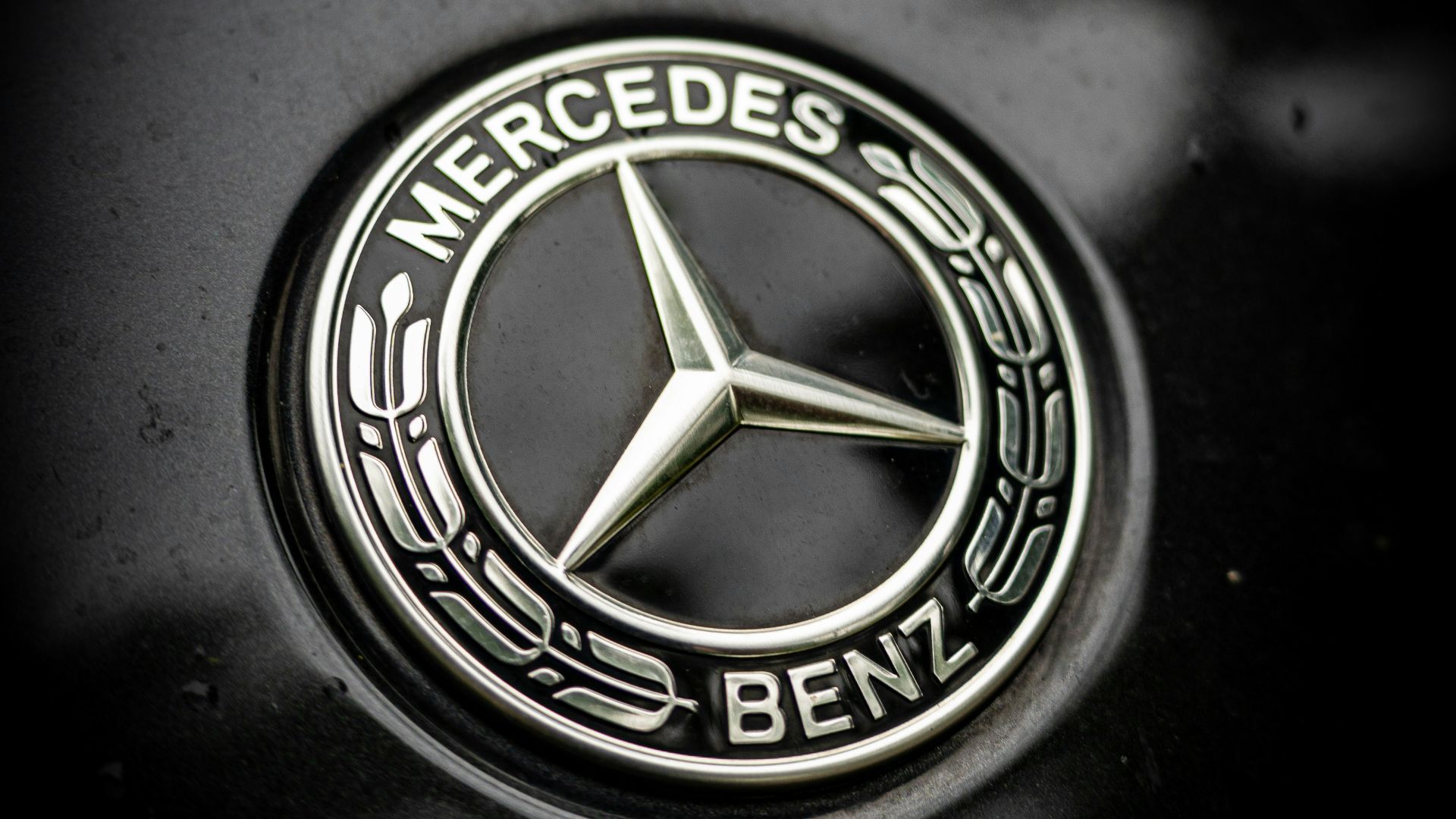 The mercedes-benz logo is prominently displayed.