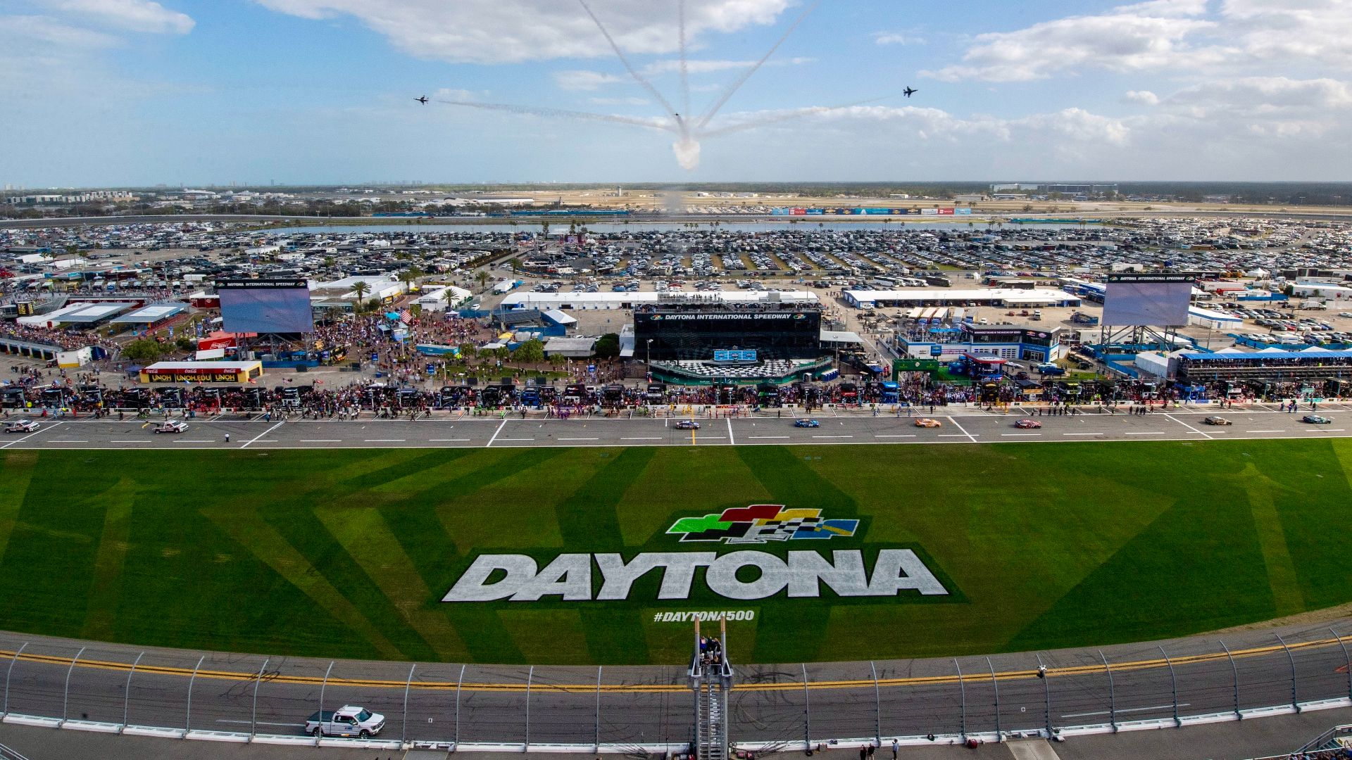 File:Thunderbirds kick off Daytona 500 (4).jpg