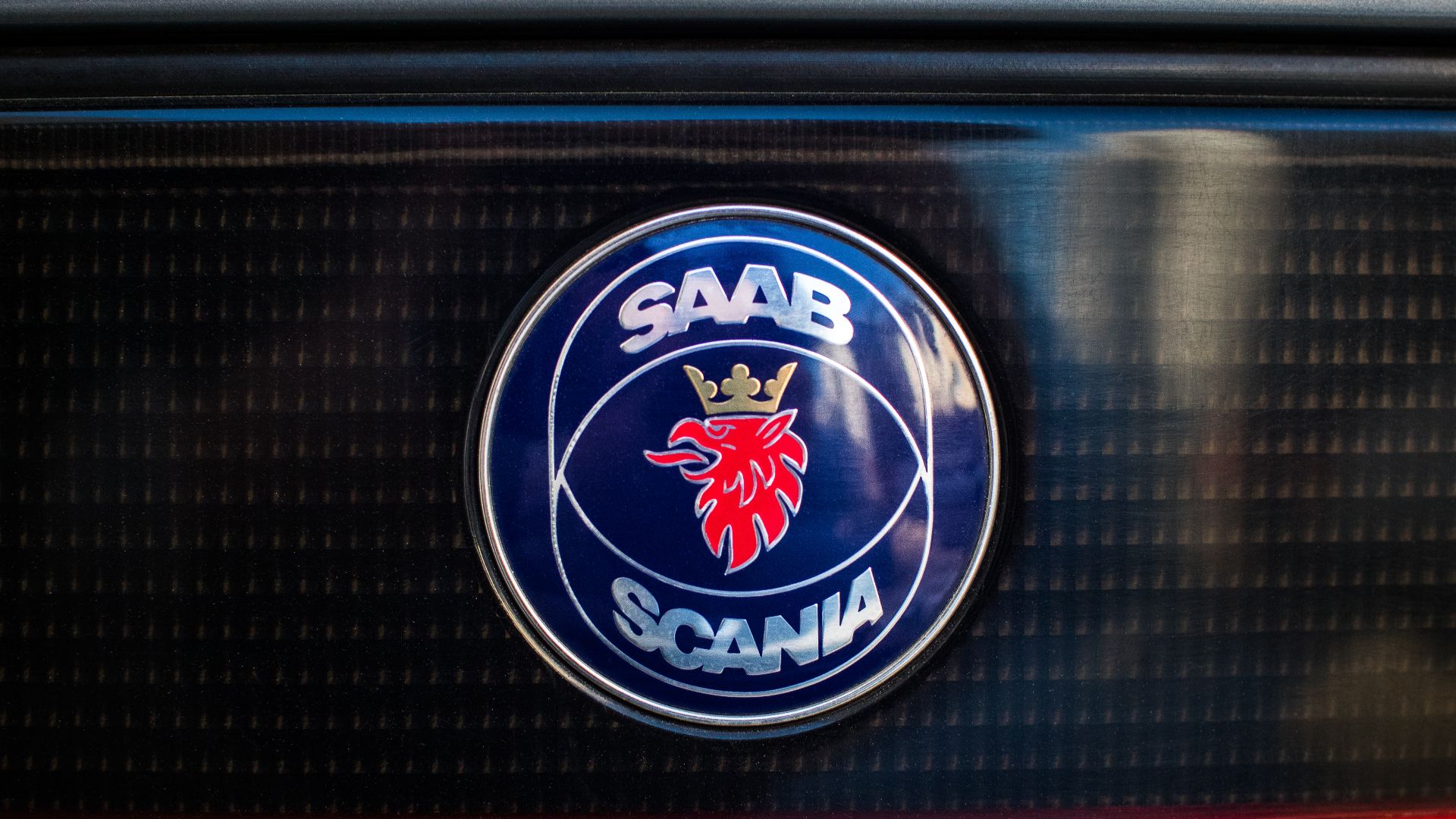 File:SAAB badge on a car.jpg