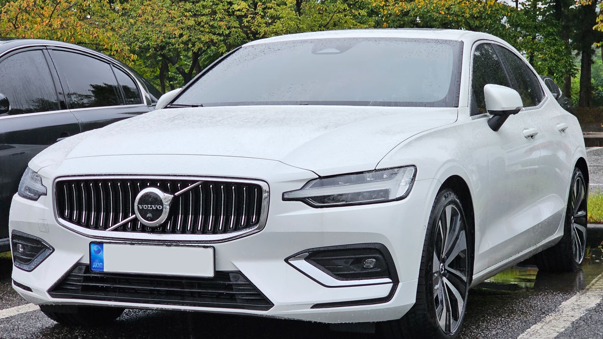 File:Volvo S60 B5 Ultimate Bright SPA FL Crystal White Pearl (11).jpg