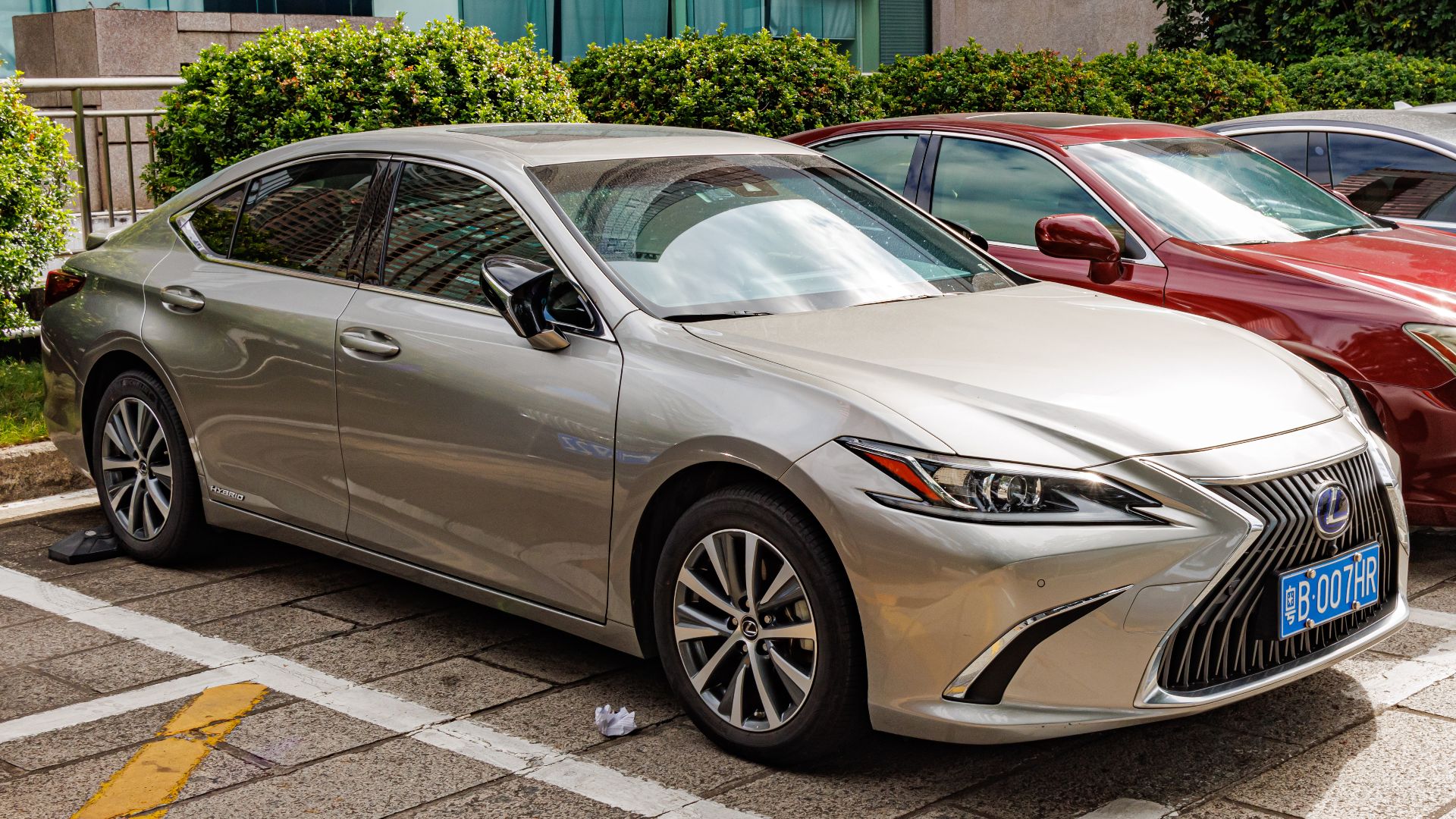 File:LEXUS ES 300h (XZ10) & LEXUS ES 350 (XV40) China.jpg