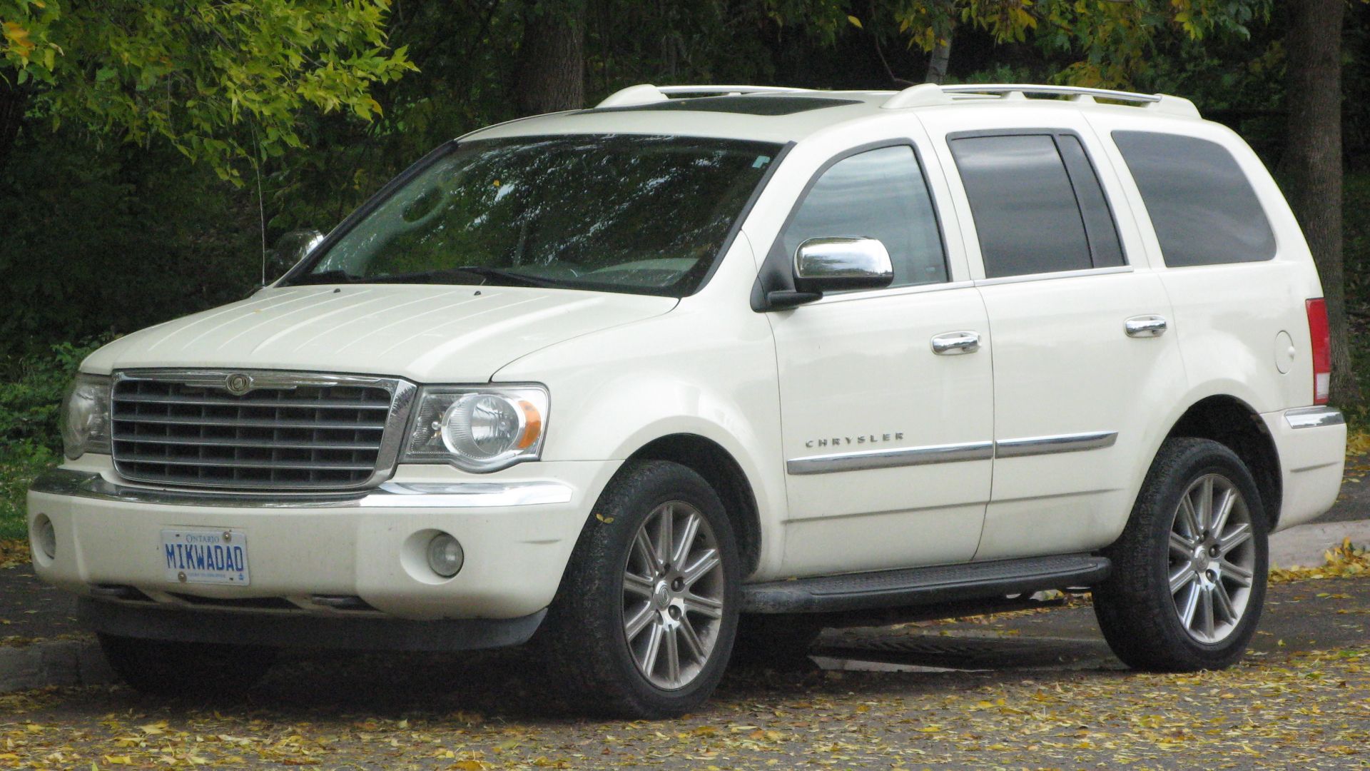 File:2007 Chrysler Aspen Limited, Front Left, 09-27-2020.jpg
