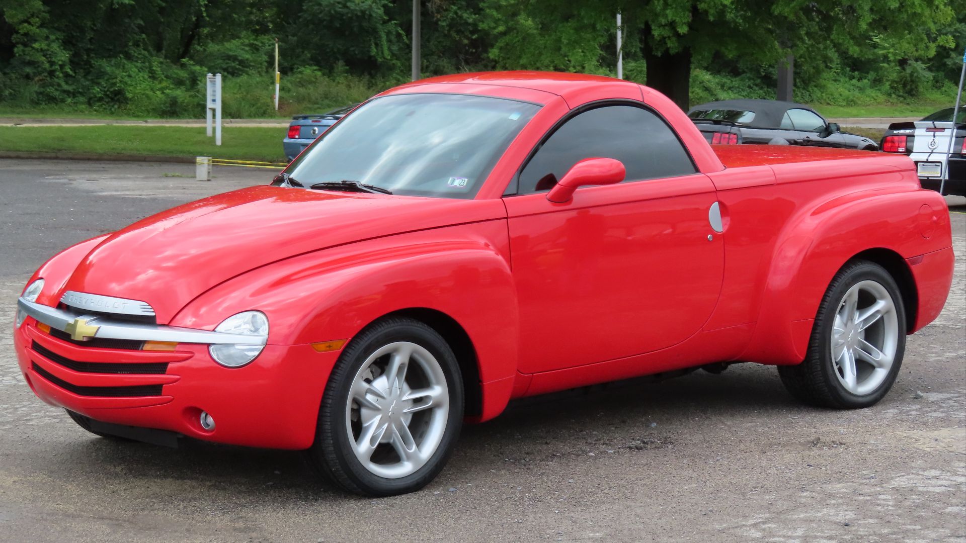 File:2004 Chevrolet SSR, front left, 07-02-2023.jpg