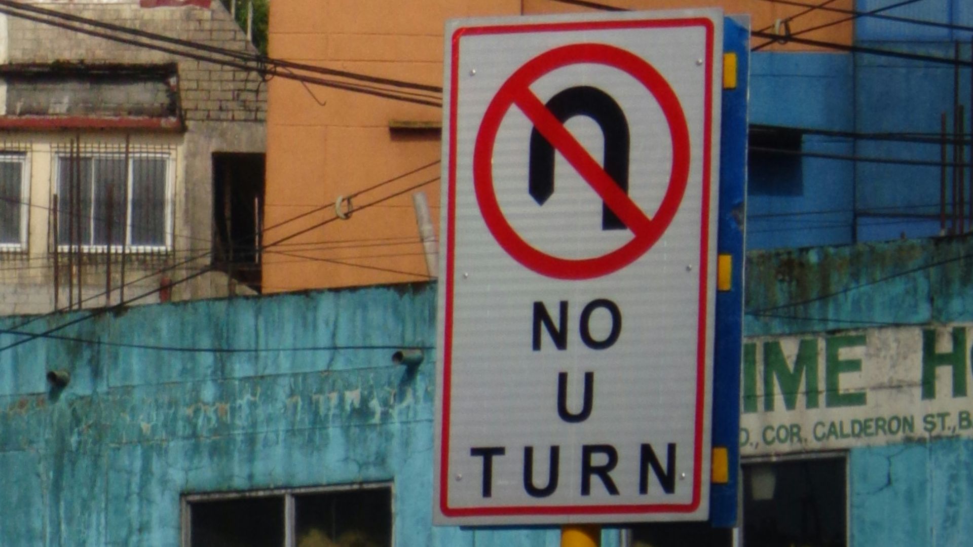 a no turn sign in front of a building