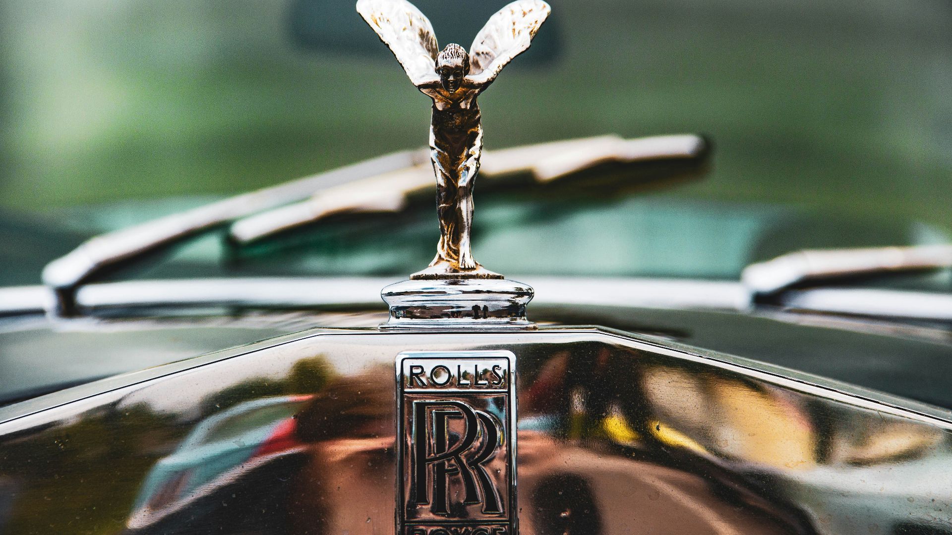 silver Rolls Royce emblem