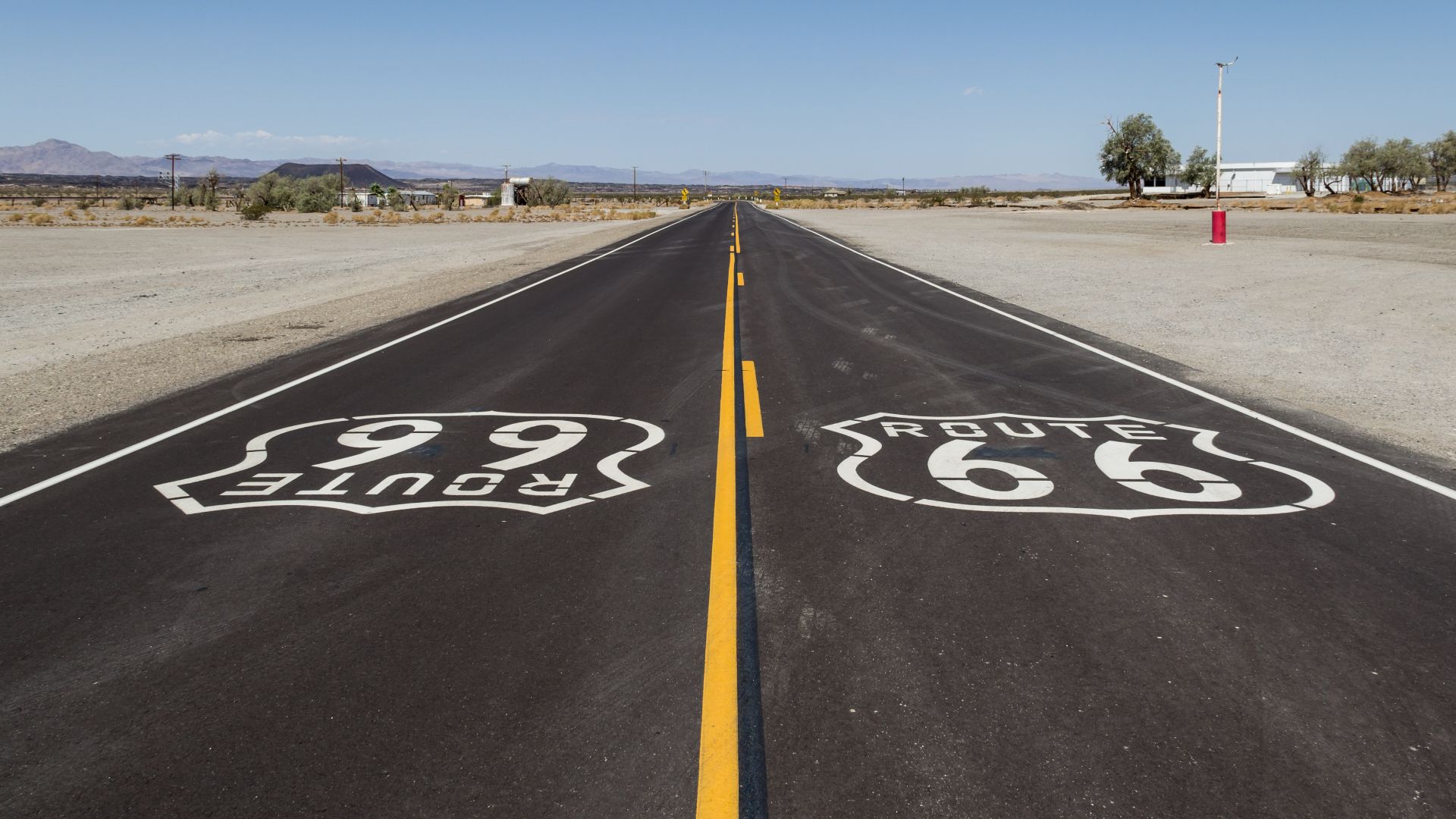 File:Amboy (California, USA), Hist. Route 66 -- 2012 -- 5705.jpg