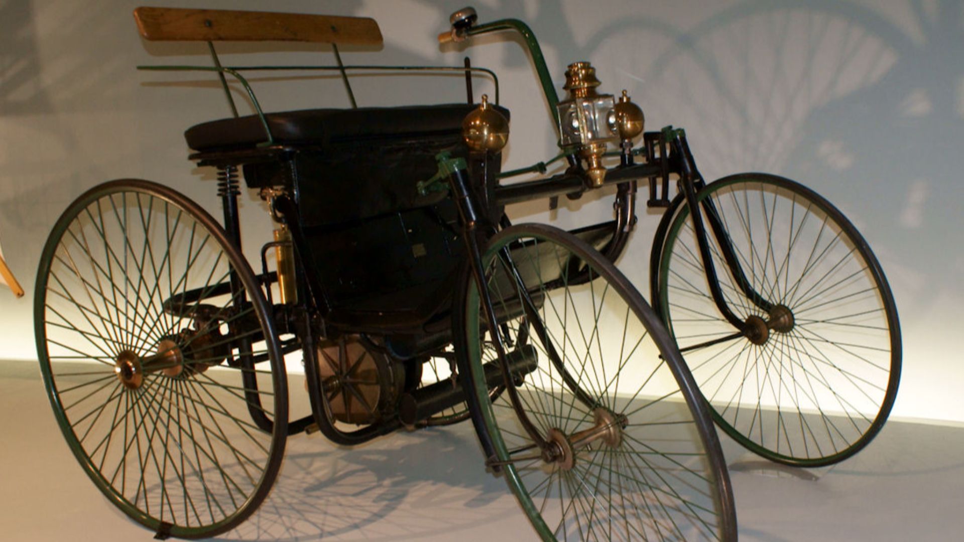 File:Daimler Motor-Quadricycle 1889 Stahlradwagen RSideFront MBMuse 9June2013 (14796968669).jpg