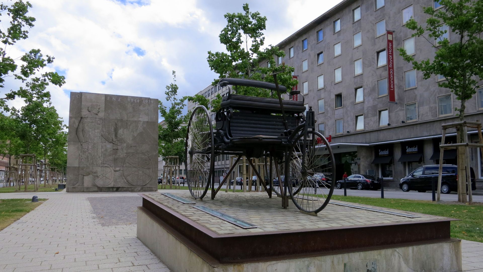 File:Carl-Benz-Memorial (4).jpg