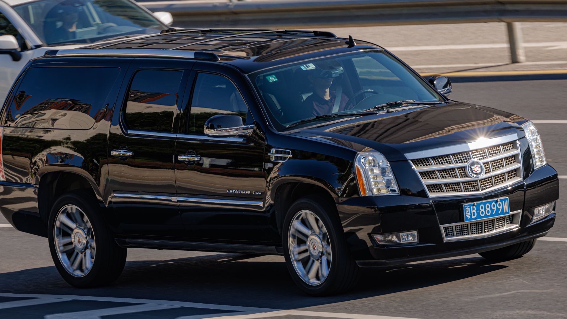 File:CADILLAC ESCALADE ESV THIRD GENERATION China.jpg