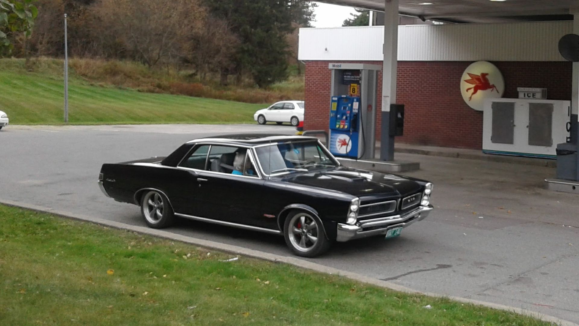 File:1965 Pontiac GTO Mobil Station U.S. Route 5 Lyndonville VT October 2017.jpg