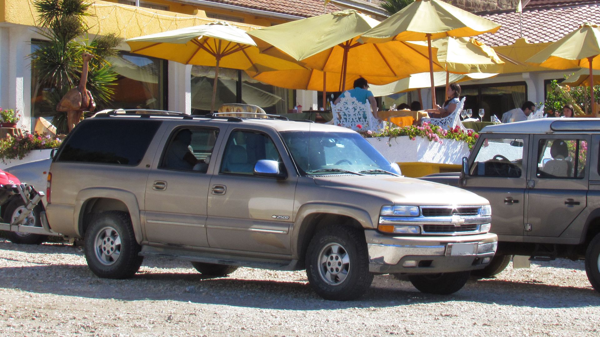 File:Chevrolet 2500 Suburban LT 2001 (12446860843).jpg