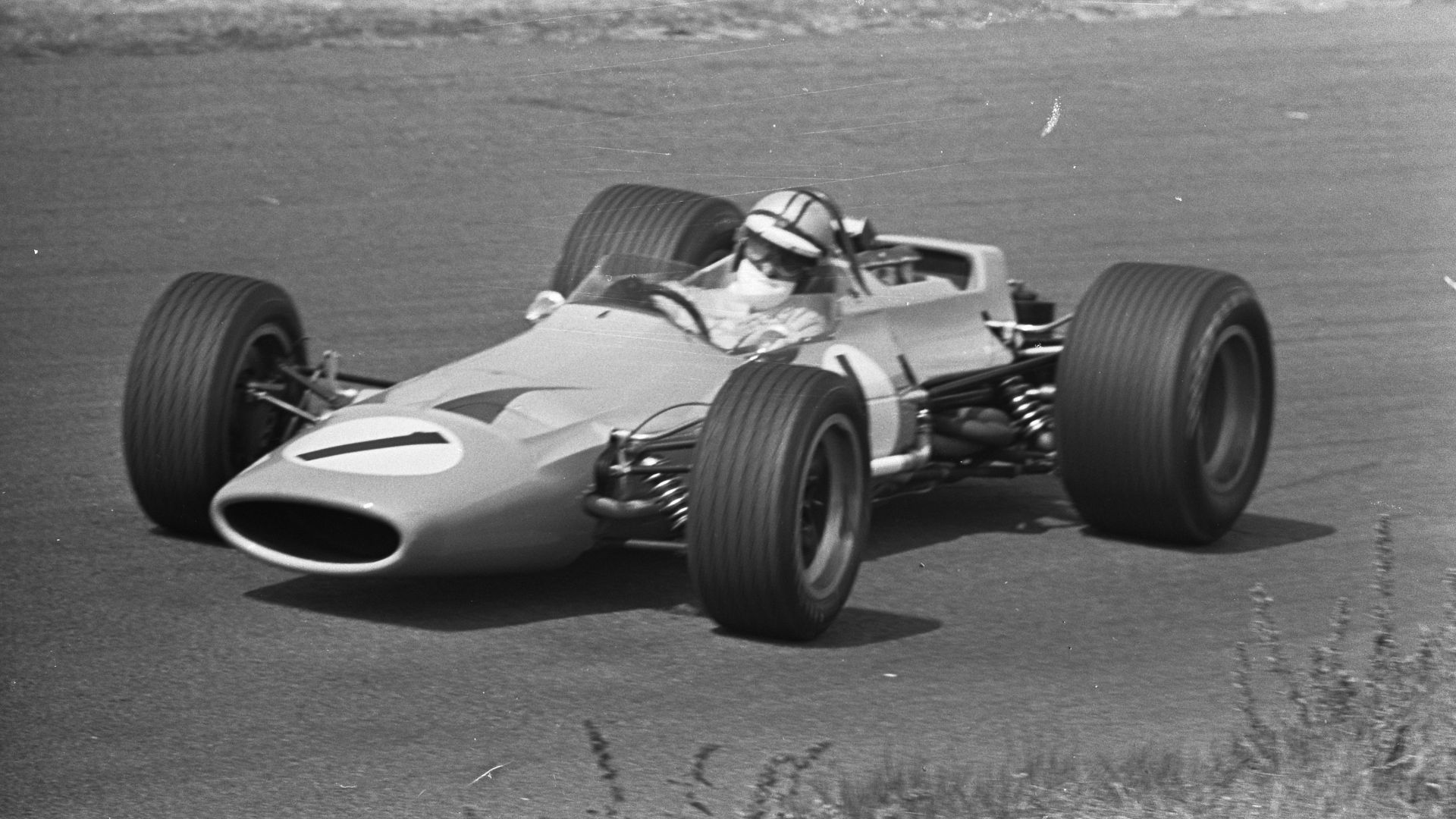 File:Grand Prix 68 Zandvoort training. Denny Hulme (1) in zijn Mc Laren Ford in akti…, Bestanddeelnr 921-4525.jpg