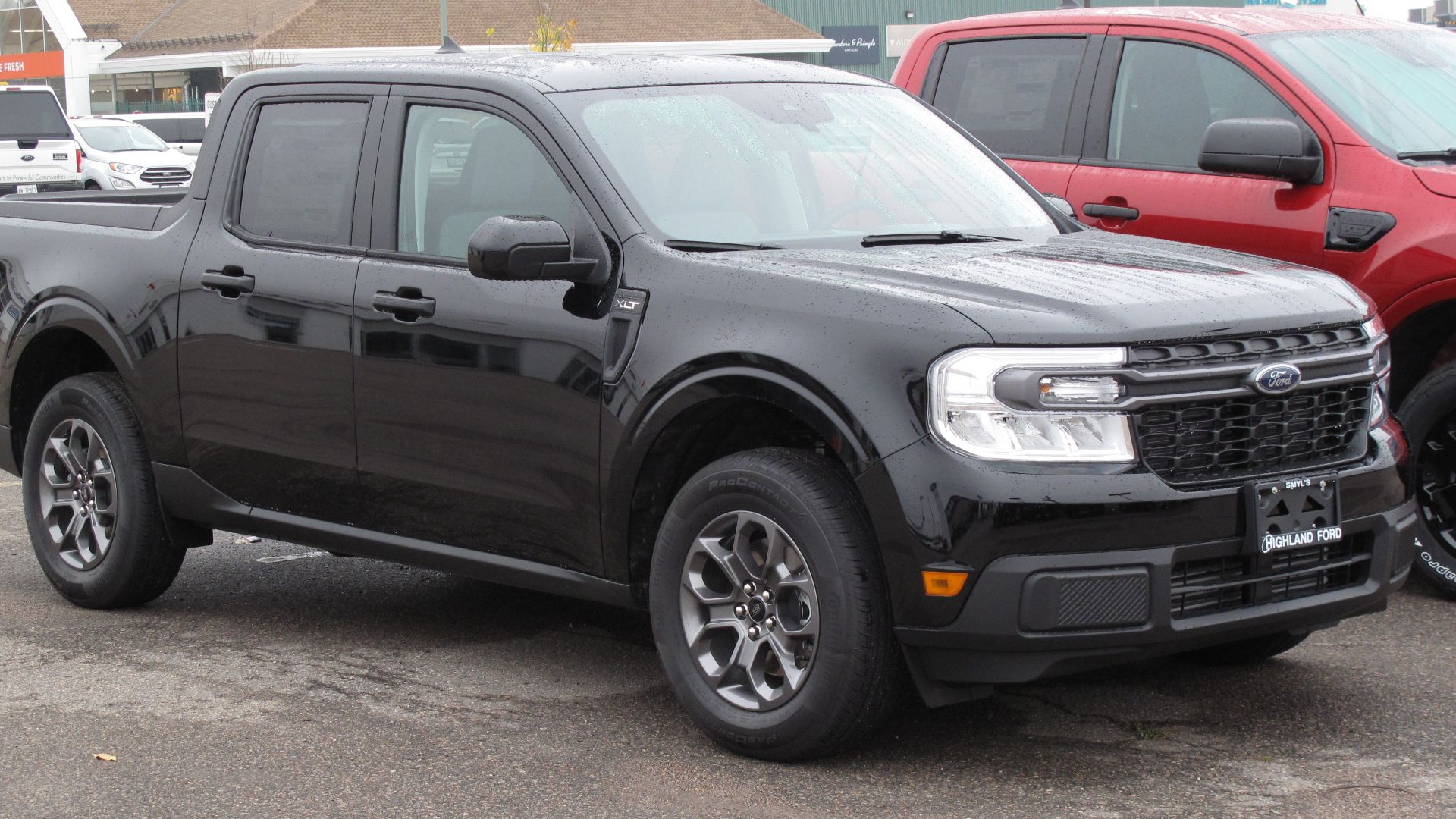 File:2022 Ford Maverick XLT AWD, Front Right, 10-10-2021.jpg