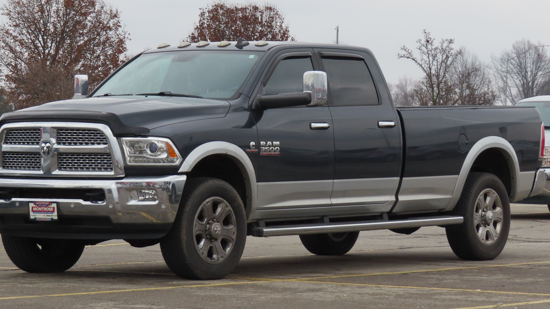 File:2018 Ram 3500 Laramie Crew Cab 4x4 with 8' Box, front left, 12-08-2022.jpg