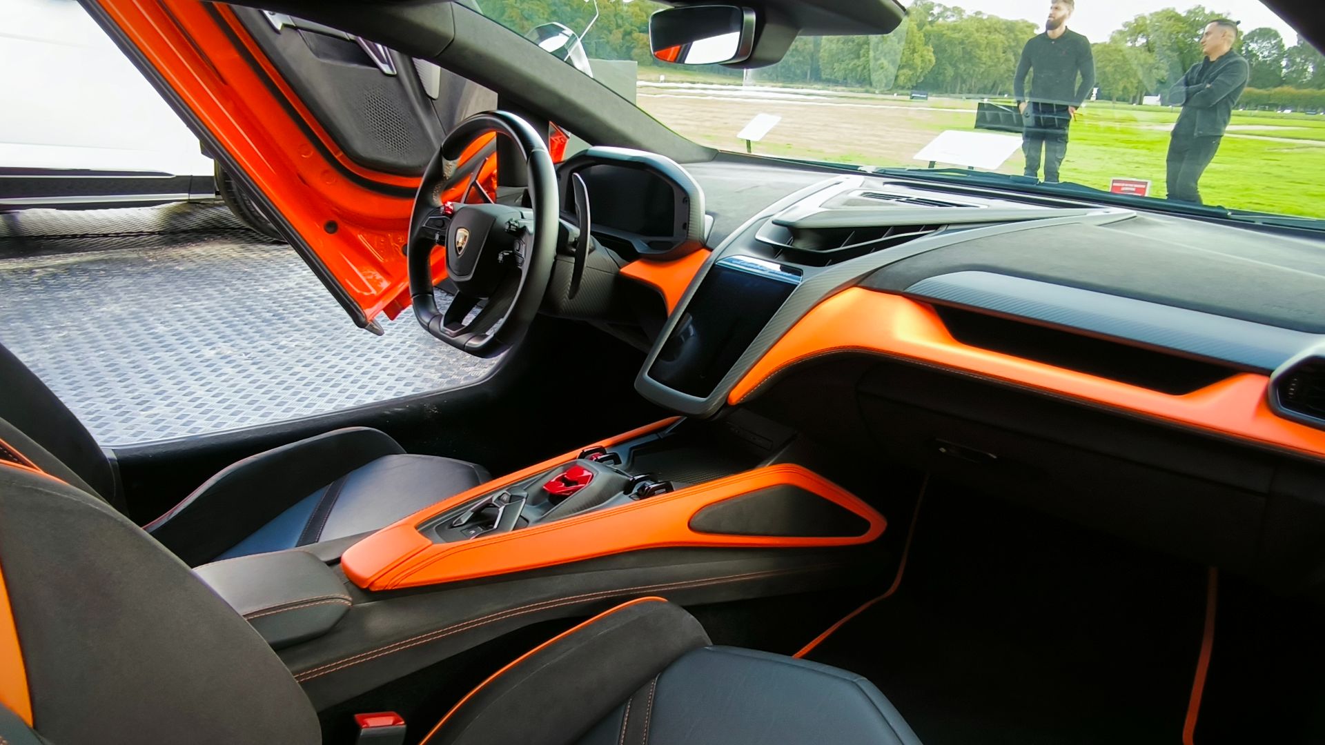 File:Lamborghini Revuelto intérieur 01.jpg