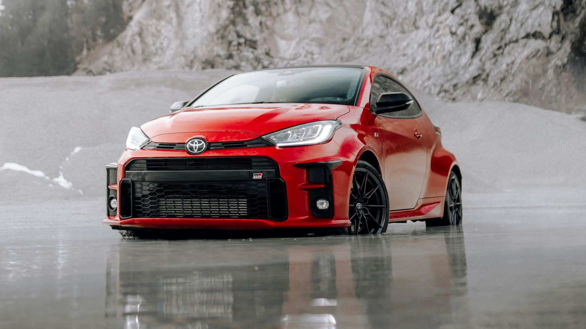 red audi r 8 on water