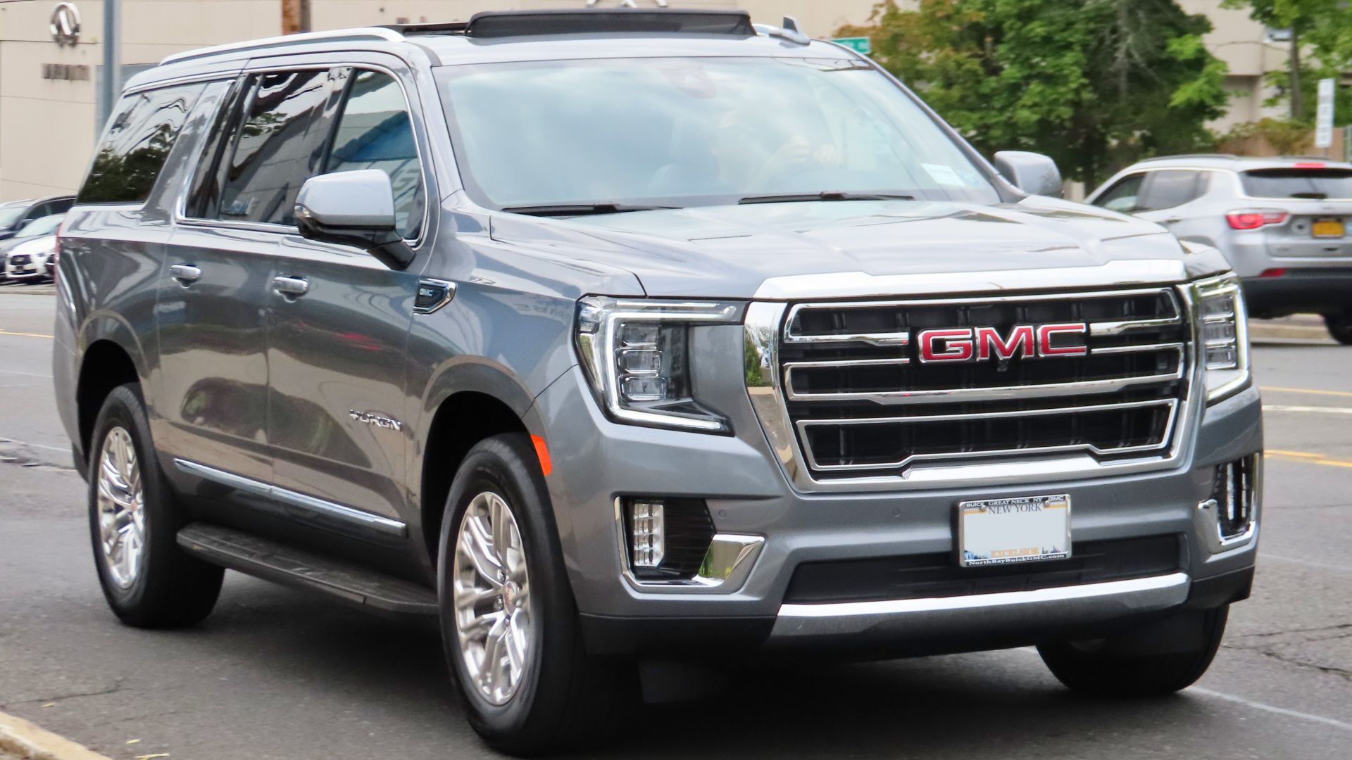 File:2021 GMC Yukon XL SLT, front 9.24.20.jpg