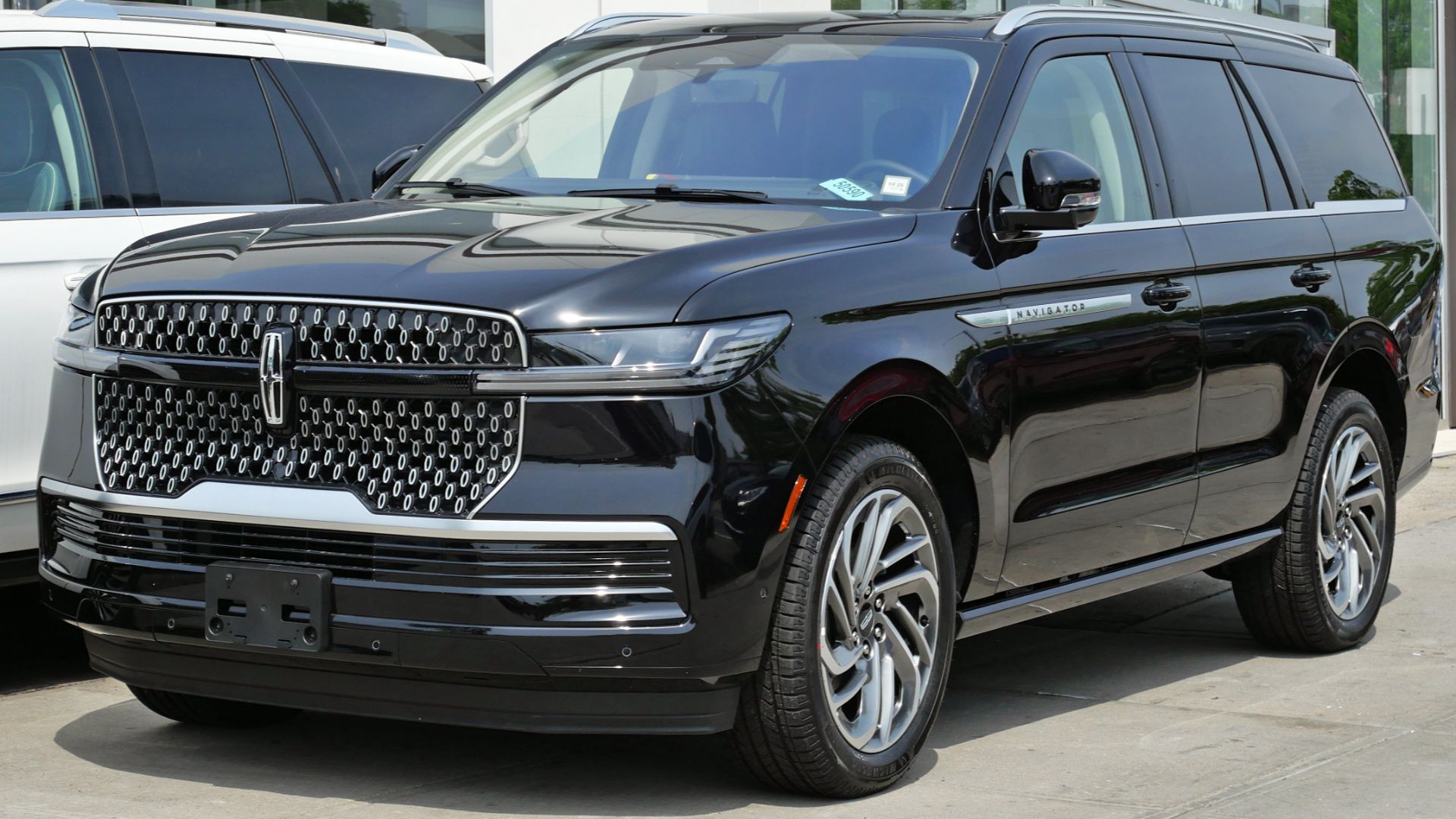 File:2025 Lincoln Navigator, front 5.16.25.jpg