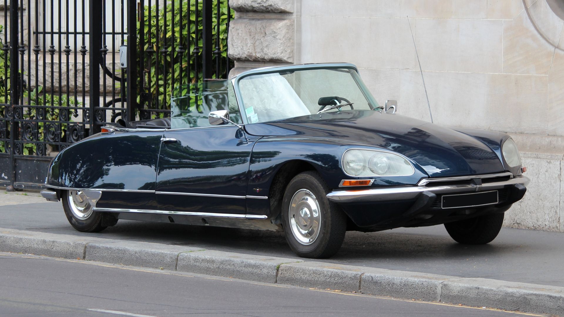 File:Citroën DS 21 27 Quai Anatole France license plate blanked 2012-06-02 cropped.jpg